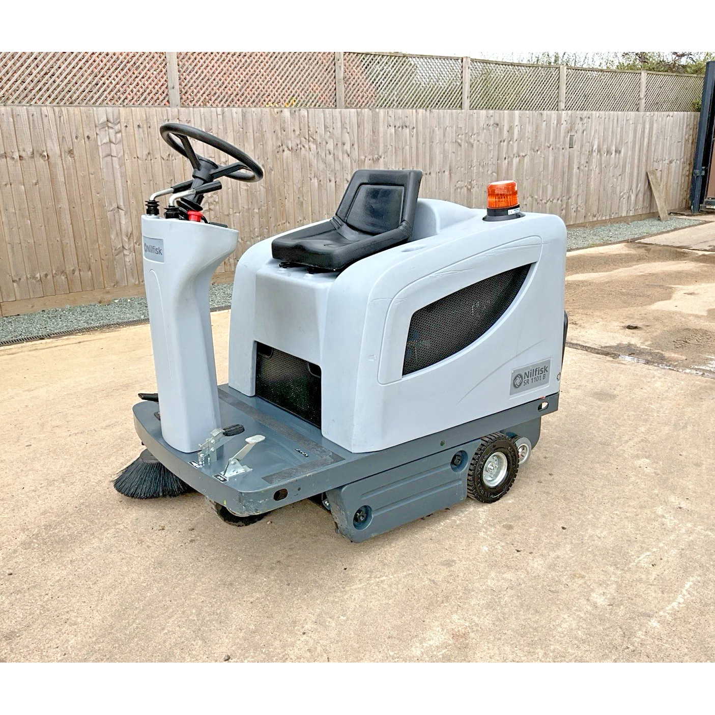 NILFISK SR1101B RIDE ON BATTERY ROAD YARD SWEEPER